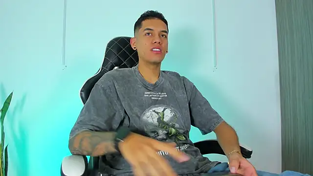 Snapshot of Nickyblazze_ chatting on 10.15.25 Nickyblazze  online show from 10.15.25