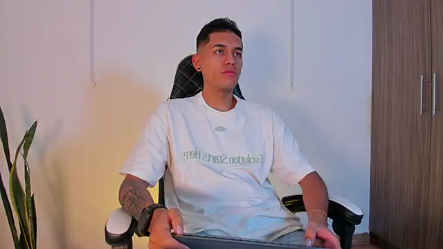 Snapshot of Nickyblazze_ chatting on 10.16.25 Nickyblazze  online show from 10.16.25