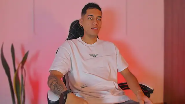 Snapshot of Nickyblazze_ chatting on 10.17.25 Nickyblazze  online show from 10.17.25