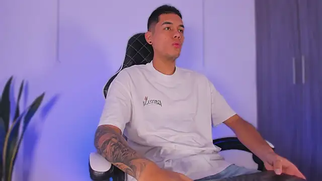 Snapshot of Nickyblazze_ chatting on 10.20.25 Nickyblazze  online show from 10.20.25