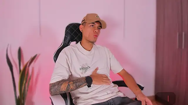 Snapshot of Nickyblazze_ chatting on 10.23.25 Nickyblazze  online show from 10.23.25