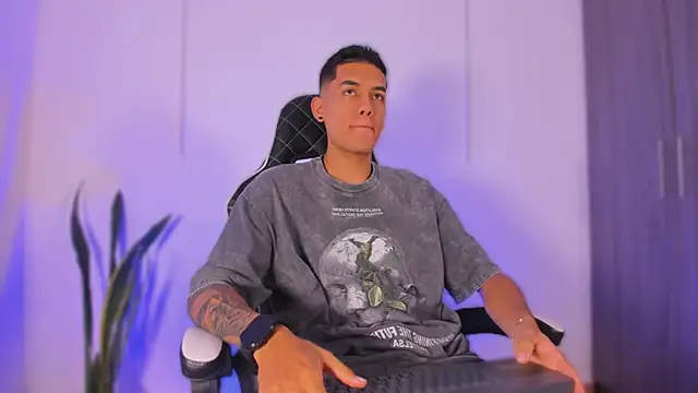 Snapshot of Nickyblazze_ chatting on 10.24.25 Nickyblazze  online show from 10.24.25