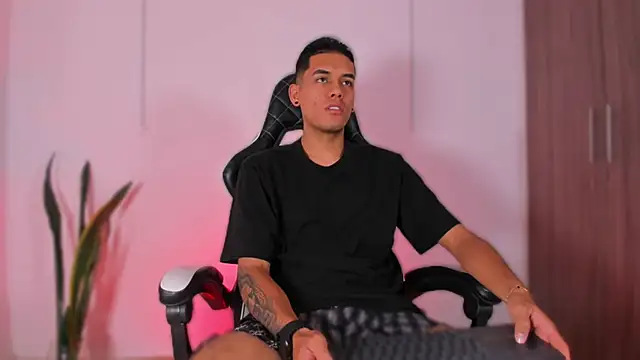 Snapshot of Nickyblazze_ chatting on 10.27.25 Nickyblazze  online show from 10.27.25