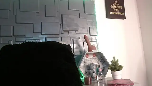 Trinity Knox online show from 09.30.25