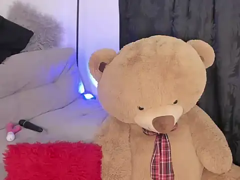 Snapshot of Elyross1_ chatting on 10.12.25 Elyross1 online show from 10.12.25