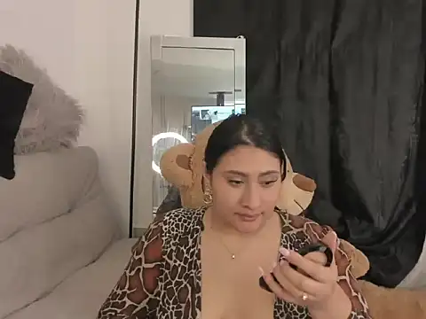 Snapshot of Elyross1_ chatting on 10.22.25 Elyross1 online show from 10.22.25