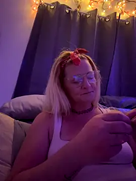 Goldenndoll online show from 09.27.25