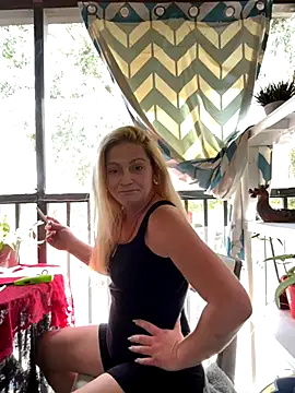 Goldenndoll online show from 10.05.25