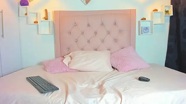 Mia Suarezzz online show from 10.17.25