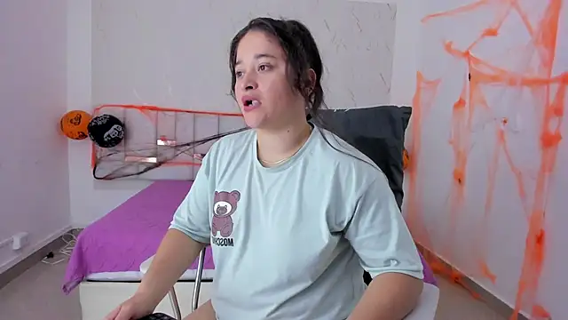 aradia kiss online show from 10.20.25