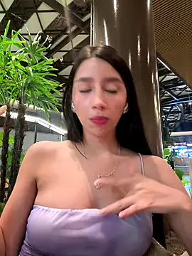 Snapshot of Min_junn chatting on 10.15.25 Min junn online show from 10.15.25