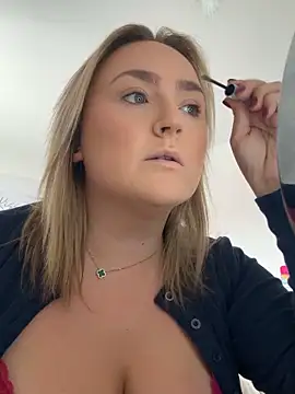 Elliemaee online show from 09.18.25