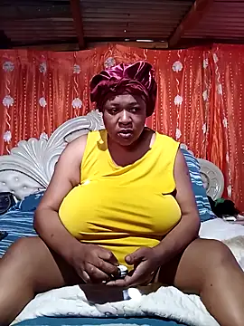 Snapshot of BUSTY_QUEEEN chatting on 10.15.25 BUSTY QUEEEN online show from 10.15.25