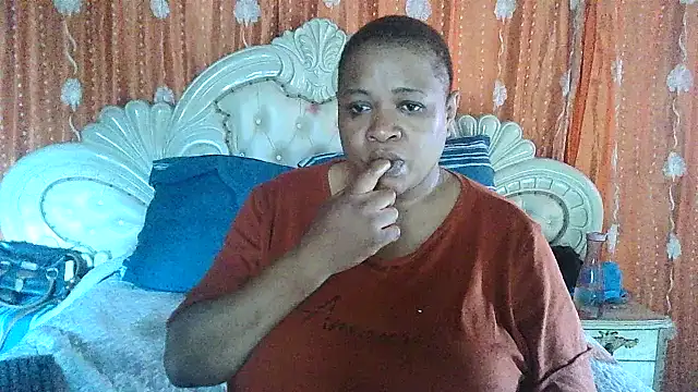 Snapshot of BUSTY_QUEEEN chatting on 10.18.25 BUSTY QUEEEN online show from 10.18.25