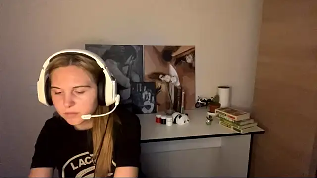 Snapshot of Myrira_Light chatting on 09.08.25 Myrira Light online show from 09.08.25