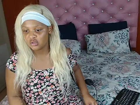 Snapshot of HotAssQueen chatting on 10.19.25 HotAssQueen online show from 10.19.25