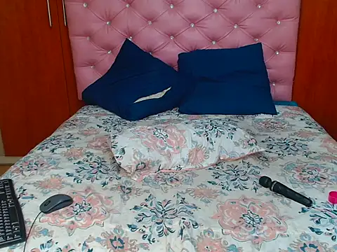 Snapshot of HotAssQueen chatting on 10.22.25 HotAssQueen online show from 10.22.25