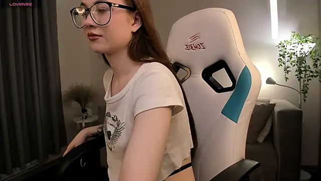 Dolly Gleam online show from 10.07.25