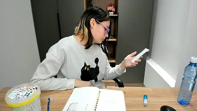 Snapshot of TimikaWendel chatting on 09.10.25 TimikaWendel online show from 09.10.25