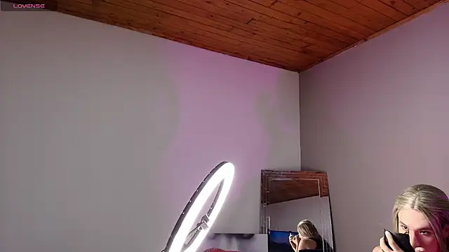 Snapshot of Electra_Gosselin chatting on 10.31.25 Electra Gosselin online show from 10.31.25