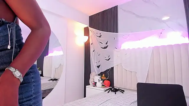 Snapshot of NalahCampbell chatting on 10.30.25 NalahCampbell online show from 10.30.25