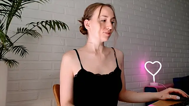 Snapshot of WhitePrincessLuna chatting on 07.19.26 WhitePrincessLuna online show from 07.19.26
