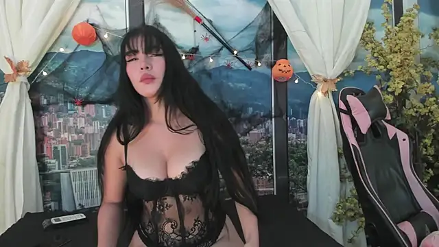 Sarahwalkerr online show from 10.20.25