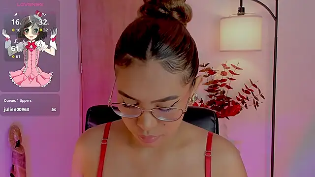 Snapshot of OxanaFedorova1- chatting on 10.05.25 OxanaFedorova1- online show from 10.05.25