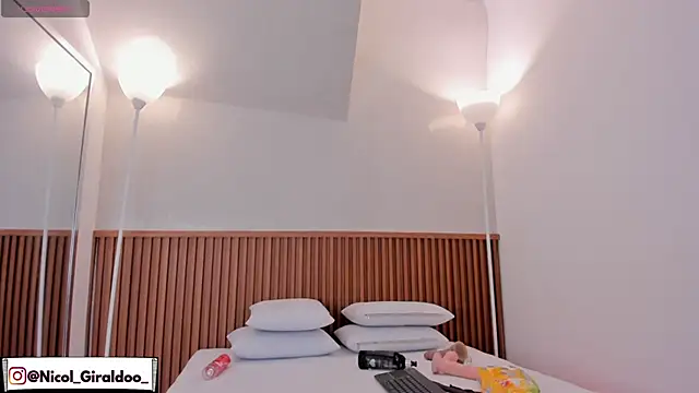 nicol giraldoo online show from 02.20.26