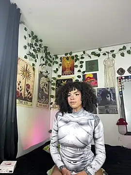 Snapshot of Raven_luv chatting on 11.04.25 Raven luv online show from 11.04.25