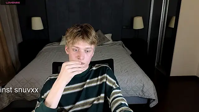 Snapshot of LouieEvans chatting on 09.21.25 LouieEvans online show from 09.21.25