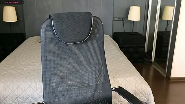 Snapshot of LouieEvans chatting on 10.28.25 LouieEvans online show from 10.28.25