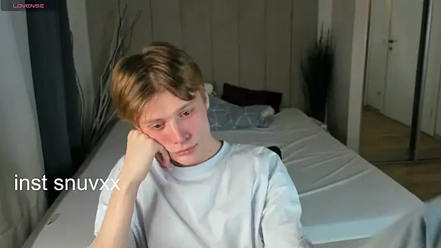 Snapshot of LouieEvans chatting on 11.02.25 LouieEvans online show from 11.02.25