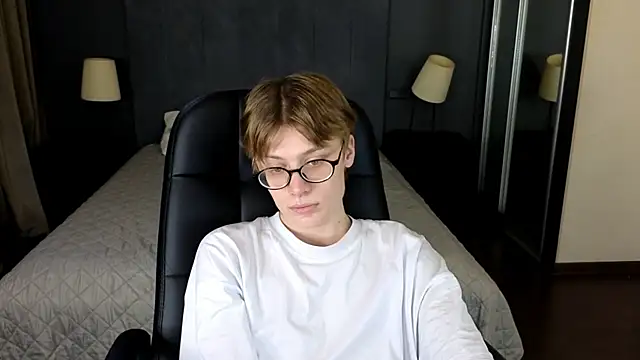 Snapshot of LouieEvans chatting on 11.03.25 LouieEvans online show from 11.03.25