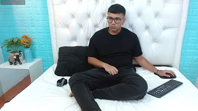 Snapshot of titanxero chatting on 09.20.25 titanxero online show from 09.20.25