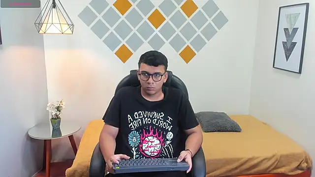 Snapshot of titanxero chatting on 09.30.25 titanxero online show from 09.30.25