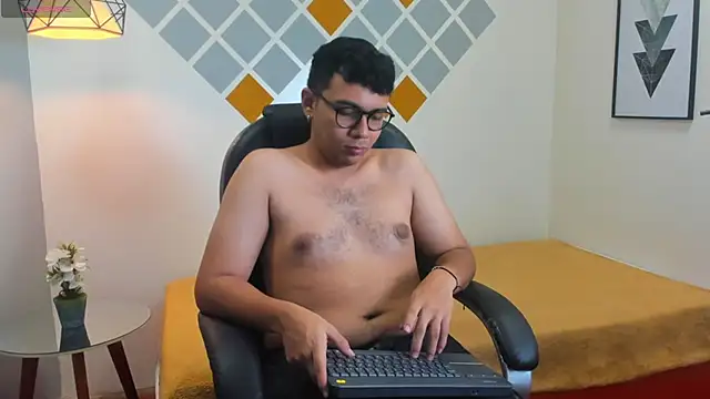 Snapshot of titanxero chatting on 10.08.25 titanxero online show from 10.08.25