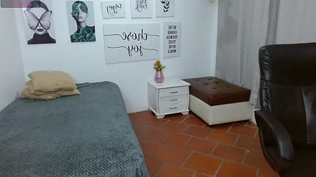 Snapshot of titanxero chatting on 10.20.25 titanxero online show from 10.20.25