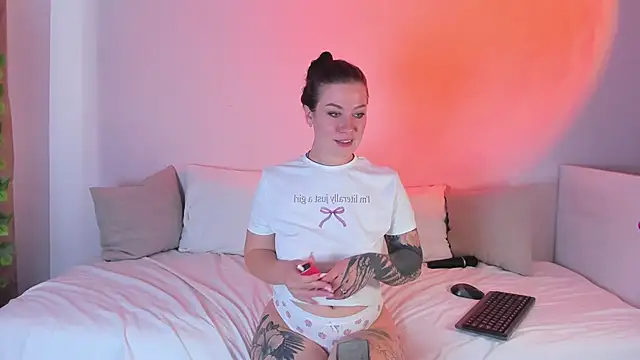 Snapshot of MiaKhallirae chatting on 10.23.25 MiaKhallirae online show from 10.23.25