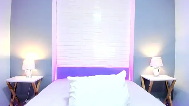 EverlyMooree online show from 10.15.25