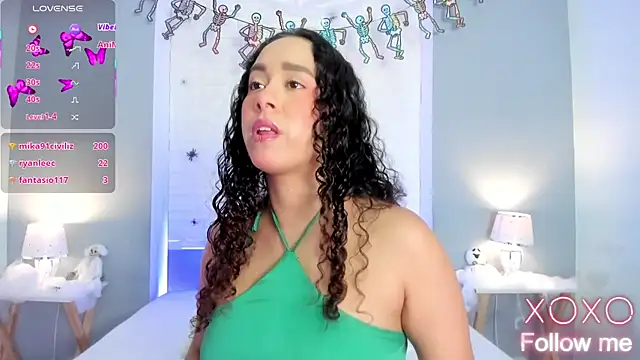 EverlyMooree online show from 10.28.25