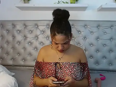Snapshot of lulu_lovee chatting on 10.24.25 lulu lovee online show from 10.24.25