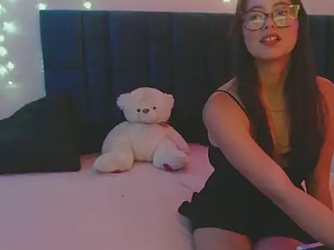 nikolle huyt online show from 09.11.25