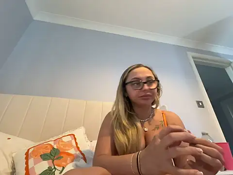 petitelucyXoxx online show from 05.18.26