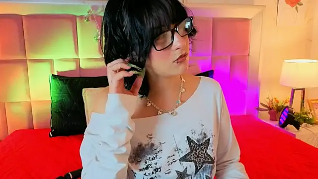 Snapshot of RobinBennett chatting on 05.15.26 RobinBennett online show from 05.15.26