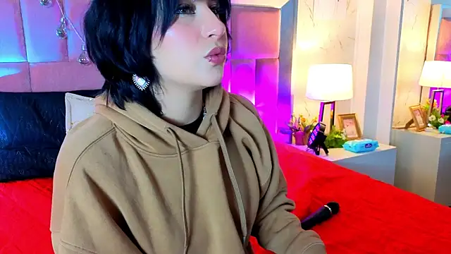 Snapshot of RobinBennett chatting on 05.18.26 RobinBennett online show from 05.18.26