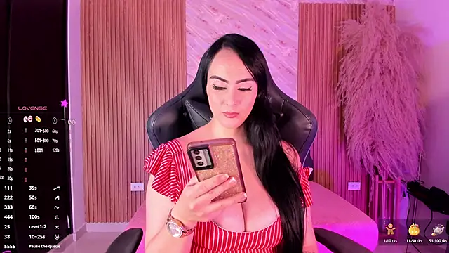 Snapshot of ashly_moonn chatting on 10.08.25 ashly moonn online show from 10.08.25
