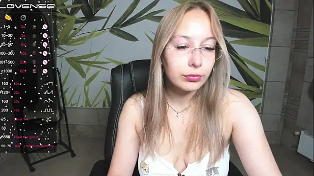 Snapshot of dina_sunshine chatting on 09.20.25 dina sunshine online show from 09.20.25