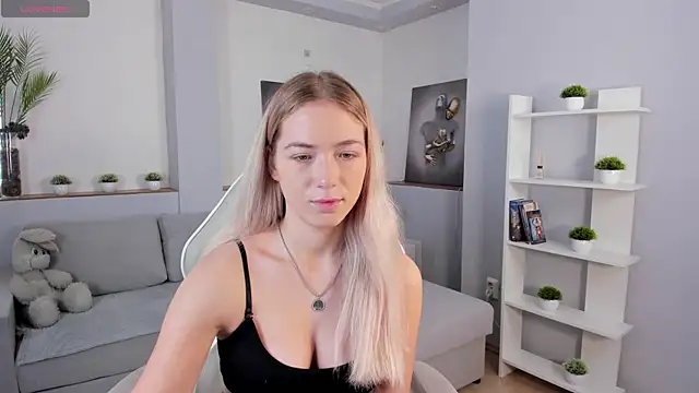 Snapshot of Susan_Mimi chatting on 10.18.25 Susan Mimi online show from 10.18.25