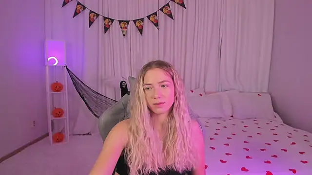 Snapshot of Susan_Mimi chatting on 10.25.25 Susan Mimi online show from 10.25.25